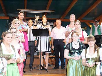 Begleitet von Weinhoheiten aus dem Kitzinger Hofstaat eröffnete Weinprinzessin Isabel I. zusammen mit Hannes Kristmann und Landrat Paul Streng das 21. Straßenweinfest. Foto: G. Bauer
