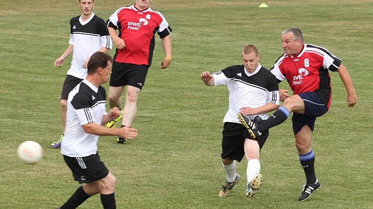 Gerd Koch (rechts) von den "Grandiosen" der Lebenshilfe zieht im Spiel gegen "chelsgay longdong" gekonnt aufs Tor ab. Foto: Günther Geiling