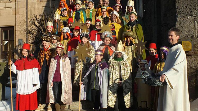 Pastoralreferent Thomas Matzick (r.) sandte die Sternsinger aus. Foto: Manfred Welker