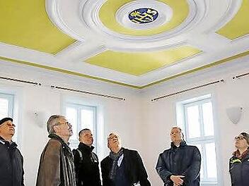 Voll des Lobes waren die Vertreter des Landesamts für Denkmalpflege wie des Landratsamts Coburg, Linda Ketterer, Martin Brandl, Siegfried Roos, Martin Burgsmüller, Ingo Rickhaus und Ralph Wöhner (linkes Foto, v. r.) bei der Besichtigung des künftigen Gästehauses des Pörtnerhofs in der Pfarrgasse. Die Fassade des neuen Gästehauses in der Pfarrgasse (rechtes Foto) dokumentiert mit der Farbwahl die Verbundenheit mit dem Pörtnerhof.  Fotos: Bettina Knauth