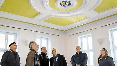 Voll des Lobes waren die Vertreter des Landesamts für Denkmalpflege wie des Landratsamts Coburg, Linda Ketterer, Martin Brandl, Siegfried Roos, Martin Burgsmüller, Ingo Rickhaus und Ralph Wöhner (linkes Foto, v. r.) bei der Besichtigung des künftigen Gästehauses des Pörtnerhofs in der Pfarrgasse. Die Fassade des neuen Gästehauses in der Pfarrgasse (rechtes Foto) dokumentiert mit der Farbwahl die Verbundenheit mit dem Pörtnerhof.  Fotos: Bettina Knauth