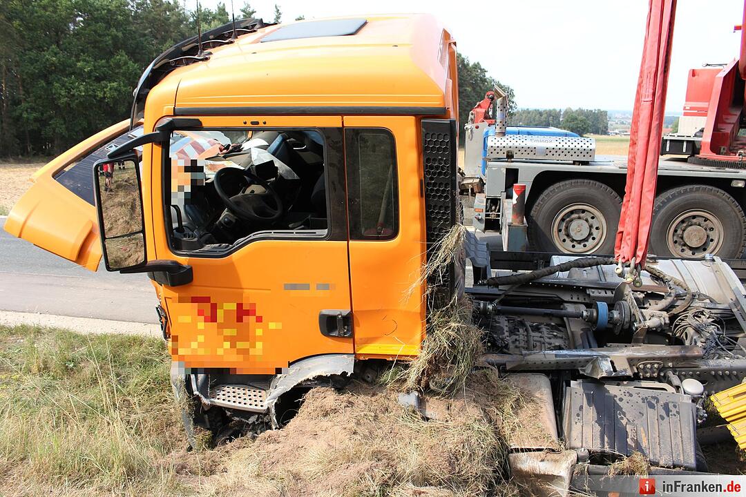 Muellabfuhr kommt von Strasse ab und landet im Graben