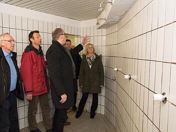 Bei einem Vororttermin wurde die Zehnthalle hinsichtlich geplanter Sanierungsarbeiten besichtigt. Foto: Björn Hein