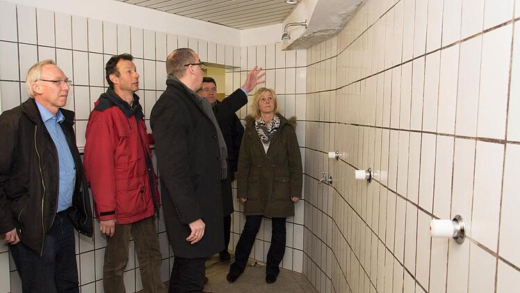 Bei einem Vororttermin wurde die Zehnthalle hinsichtlich geplanter Sanierungsarbeiten besichtigt. Foto: Björn Hein