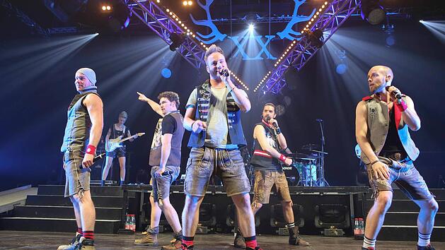 Die Gruppe Voxxclub bei ihrem Auftritt in der Brose-Arena Foto: RiegerPress
