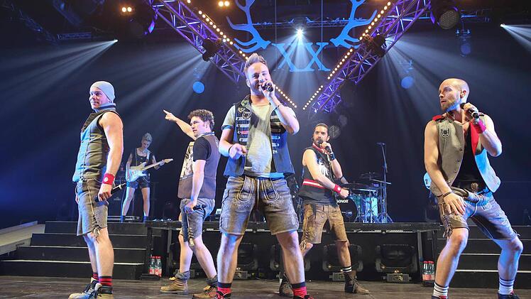 Die Gruppe Voxxclub bei ihrem Auftritt in der Brose-Arena Foto: RiegerPress