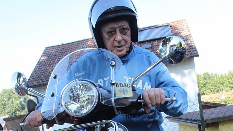 Roller statt Rollator: Der 90-jährige Hans Pfadenhauer aus Bad Staffelstein ist der wohl älteste Teilnehmer des Treffens.  Foto: Stephan Stöckel