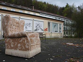 Das ehemalige Kursanatorium St. Josef am Stationsberg ist in einem erbärmlichen Zustand: Vandalen haben Fenster eingeschlagen, Wände besprüht, Türen aufgetreten und Mobiliar auf die Terrasse geschafft. Deshalb hat die Stadt ein Betretungsverbot erlassen. Fotos: Archiv Saale-Zeitung