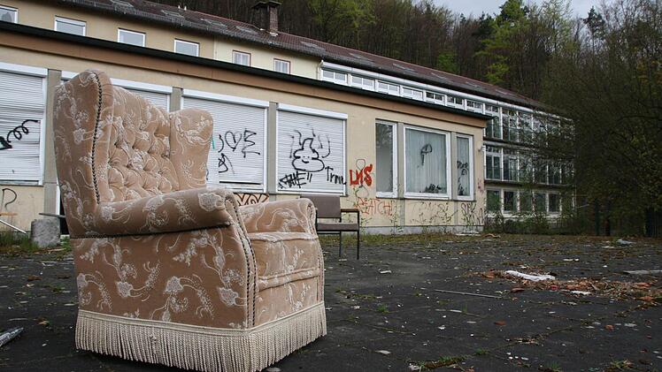 Das ehemalige Kursanatorium St. Josef am Stationsberg ist in einem erbärmlichen Zustand: Vandalen haben Fenster eingeschlagen, Wände besprüht, Türen aufgetreten und Mobiliar auf die Terrasse geschafft. Deshalb hat die Stadt ein Betretungsverbot erlassen. Fotos: Archiv Saale-Zeitung