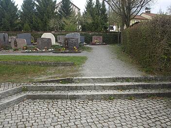 Schon mehrfach sind an der Treppe im Friedhof Besucher gestürzt. Für mehr Sicherheit sollen Handläufe an Kirchturm und vor dem Wasserauslass sorgen.  Foto: Stefan Geiger