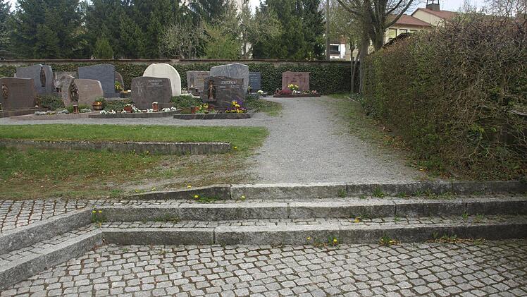 Schon mehrfach sind an der Treppe im Friedhof Besucher gestürzt. Für mehr Sicherheit sollen Handläufe an Kirchturm und vor dem Wasserauslass sorgen.  Foto: Stefan Geiger