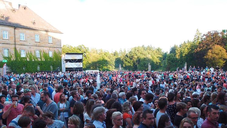 Umjubelter Auftritt: Michael Patrick Kelly fasziniert im ausverkauften Schlosshof von Tambach. Foto: Jochen Berger