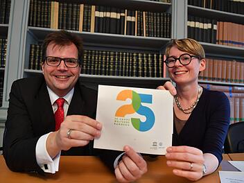 Bürgermeister Christian Lange und Welterbemanagerin Patricia Alberth zeigen stolz das Logo "25 Jahre Welterbe Bamberg." Foto: Ronald Rinklef