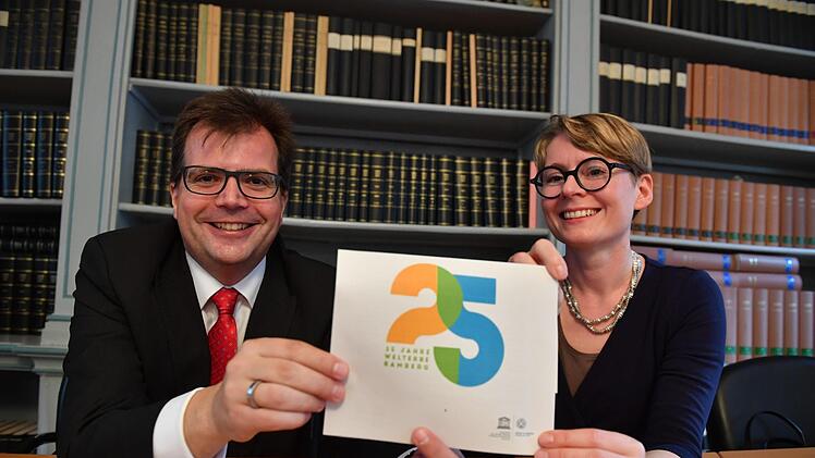 Bürgermeister Christian Lange und Welterbemanagerin Patricia Alberth zeigen stolz das Logo "25 Jahre Welterbe Bamberg." Foto: Ronald Rinklef