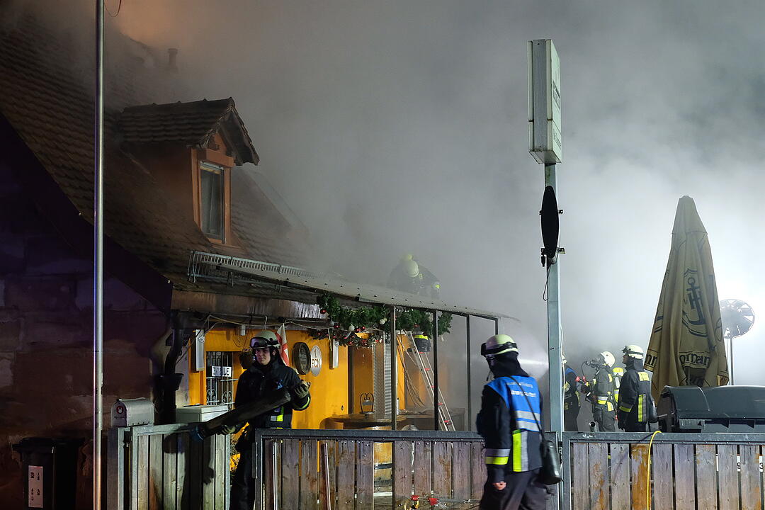 Nürnberger Gaststätte geht in Flammen auf: Anwohner evakuiert