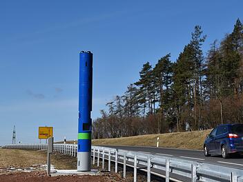 Sie wird mit einer Radarfalle verwechselt, die große blaue Mautsäule, die die Firma Toll Collect GmbH an der B 303 aufgestellt hat.