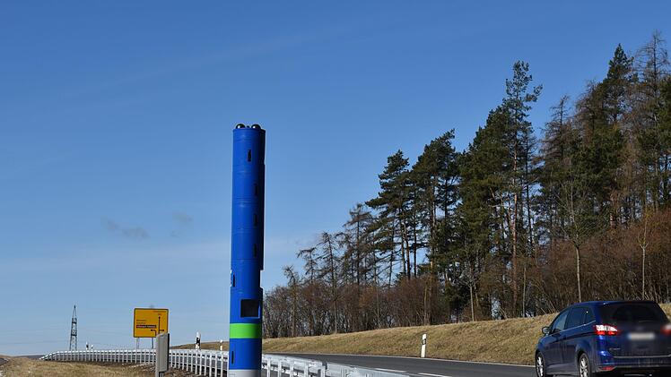 Sie wird mit einer Radarfalle verwechselt, die große blaue Mautsäule, die die Firma Toll Collect GmbH an der B 303 aufgestellt hat.