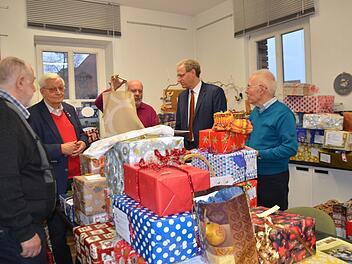 Werner Zimmermann zeigt einen von Spendern selbst gemachten Stoffbeutel: Die Akzeptanz der Hilfsaktion ist groß. Unser Foto zeigt von links: Robert Weigl, Brüne Soltau, Werner Zimmermann, Bürgermeister German Hacker und Michael Baltz.  Foto: Bernhard Panzer