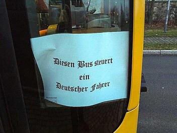 Die Dresdner Verkehrsbetriebe haben auf die politische Provokation eines Busfahrers reagiert. Dieser hatte an einer Seitenscheibe der Fahrerkabine ein Blatt angebracht, auf dem "Diesen Bus steuert ein Deutscher Fahrer"zu lesen war. Foto: Tino Plunert/dpa-Zentralbild/dpa
