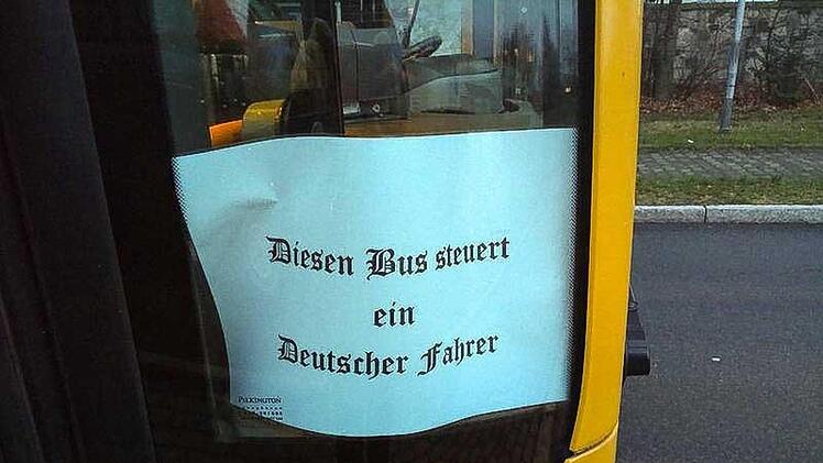 Die Dresdner Verkehrsbetriebe haben auf die politische Provokation eines Busfahrers reagiert. Dieser hatte an einer Seitenscheibe der Fahrerkabine ein Blatt angebracht, auf dem "Diesen Bus steuert ein Deutscher Fahrer"zu lesen war. Foto: Tino Plunert/dpa-Zentralbild/dpa