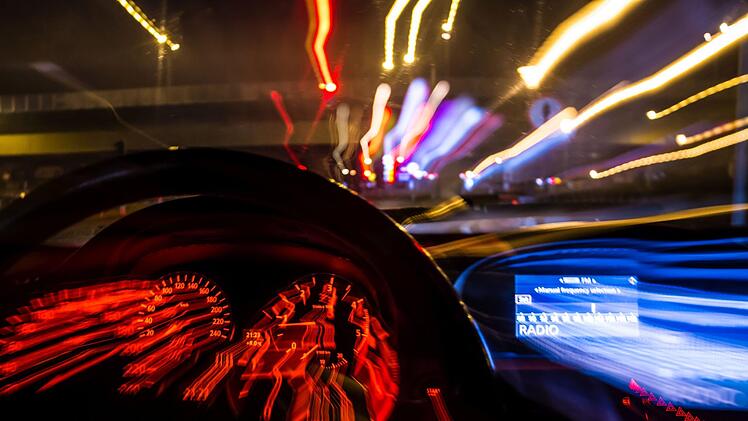 Alkohol am Steuer: Nach einem Unfall auf der A9 verhielt sich der Unfallverursacher extrem uneinsichtig und aggressiv. Er hatte 1,6 Promille im Blut