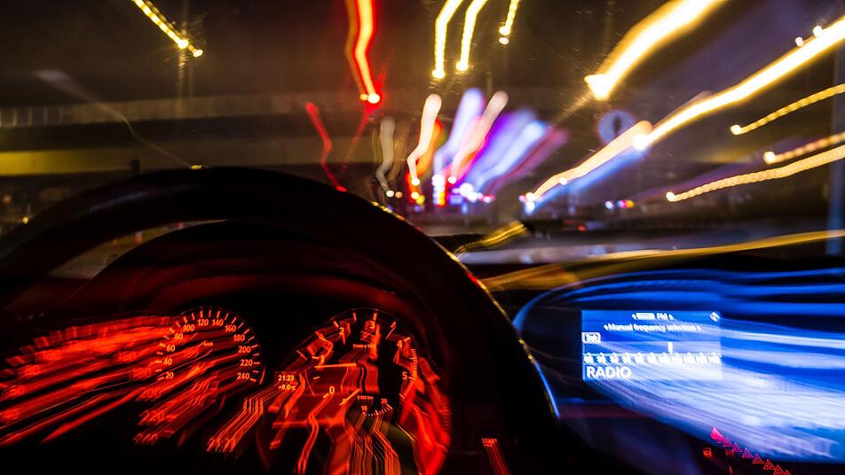 Alkohol am Steuer: Nach einem tödlichen Unfall in Südtirol wird wieder über eine 0-Promille Grenze diskutiert. Braucht es die? Ja, meint unser Autor Robert Wagner. Symbolfoto: marekbidzinski/Adobe Stock