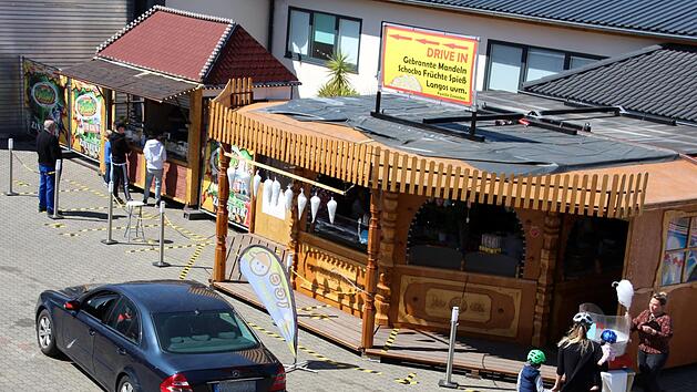 Ob mit dem Auto, mit dem Rad oder zu Fu&szlig;: Bei der Forchheimer Schaustellerfamilie Zinnecker in der Dechant-Reuder-Stra&szlig;e 14 in Forchheim bekommen Besucher Volksfest-Atmosph&auml;re und Leckereien zum Mitnehmen. Foto: Ronald Heck