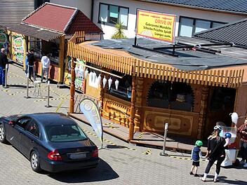 Ob mit dem Auto, mit dem Rad oder zu Fuß: Bei der Forchheimer Schaustellerfamilie Zinnecker in der Dechant-Reuder-Straße 14 in Forchheim bekommen Besucher Volksfest-Atmosphäre und Leckereien zum Mitnehmen. Foto: Ronald Heck