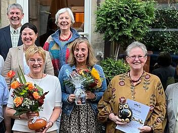 Die ehemalige Kreiskulturreferentin Gisela Lang (Dritte von rechts) ist von der VHS Kreis Kronach mit der Bildungseule ausgezeichnet worden. Außerdem wurden die beiden VHS-Mitarbeiterinnen Daniela Wunder und Karin Wagner (vorne, mit Blumen) verabs...