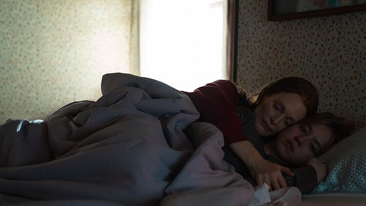 Wie weit würde eine Mutter gehen, um ihr Kind zu beschützen? Diese Frage muss sich Kate (Julianne Moore) stellen, als ihre Tochter Claire (Sydney Sweeney) hysterisch und blutüberströmt vor ihrer Tür steht.