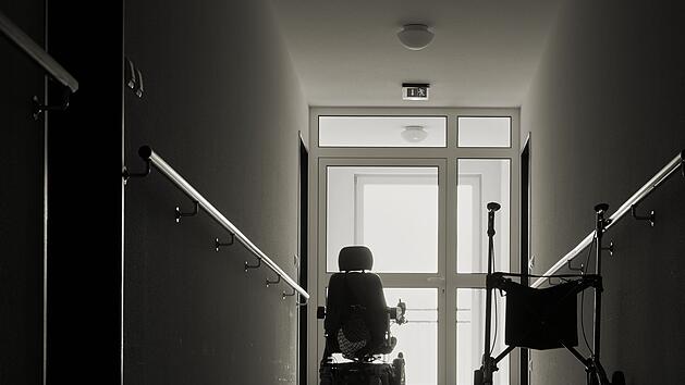 Vor allem in Pflegeeinrichtungen werden viele Arbeitskr&auml;fte dringend ben&ouml;tigt. Immer &ouml;fter kommen helfende H&auml;nde auch aus Nicht-EU-Staaten, und gelegentlich kommt es zu Missst&auml;nden.