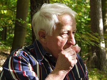 Einem Experten wie Hans Krautblatter gibt auch der Geruch eines Pilzes entscheidende Hinweise: Dieser riecht wie ein Rettich, ist also ein Helmling. Der ähnlich aussehende Zedernholztäubling riecht dagegen wie eine alte Zigarrenkiste. Fotos: Pauline Lindner