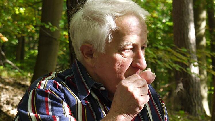 Einem Experten wie Hans Krautblatter gibt auch der Geruch eines Pilzes entscheidende Hinweise: Dieser riecht wie ein Rettich, ist also ein Helmling. Der ähnlich aussehende Zedernholztäubling riecht dagegen wie eine alte Zigarrenkiste. Fotos: Pauline Lindner