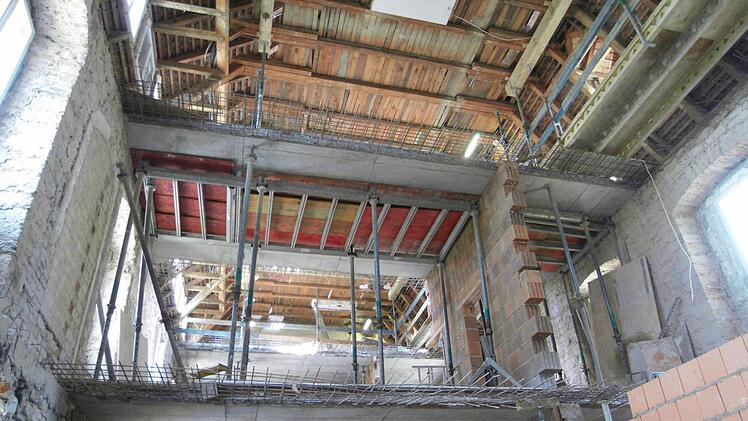 Im dritten Bauabschnitt musste das komplette Treppenhaus entkernt und die Wände neu aufgebaut werden. Fotos: Benedikt Borst/privat