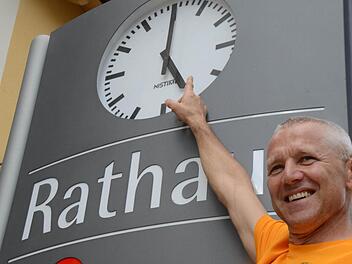 Organisator Wolfgang Wilm hat den Zeitplan fest im Blick: Um 17 Uhr fällt am Samstag ganz in der Nähe des Rathauses der erste Startschuss beim Nüdlinger Schnitthepper-Run.  Foto: Jürgen Schmitt