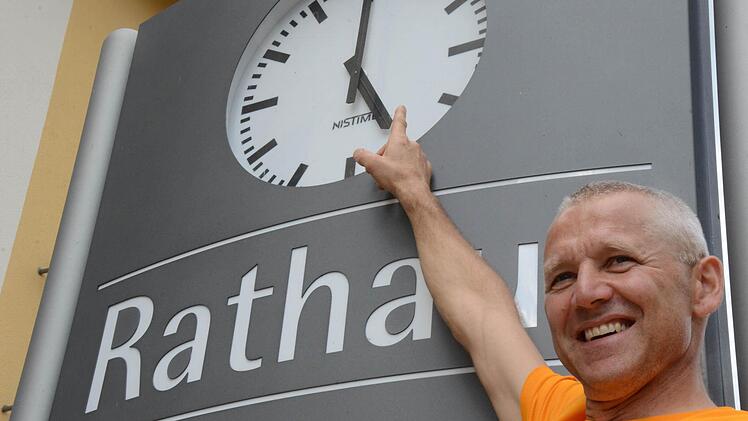 Organisator Wolfgang Wilm hat den Zeitplan fest im Blick: Um 17 Uhr fällt am Samstag ganz in der Nähe des Rathauses der erste Startschuss beim Nüdlinger Schnitthepper-Run.  Foto: Jürgen Schmitt