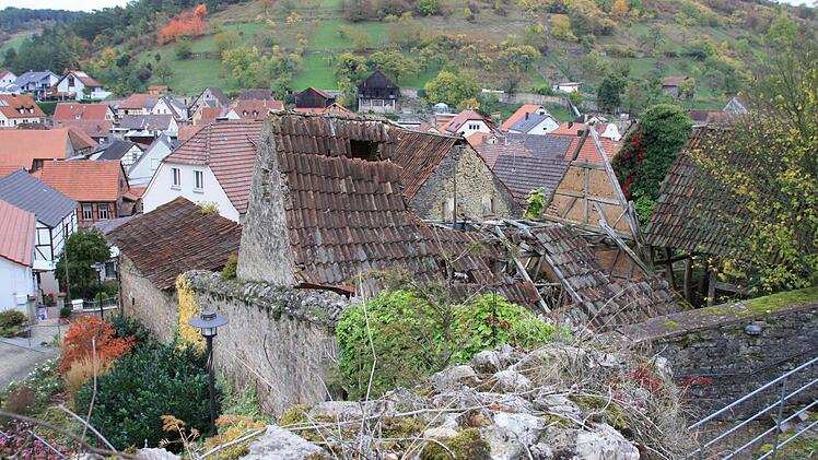 Eine der Problemzonen: Der Giebel einer verfallenen Scheune steht auf der Mauer der Kirchenburg.