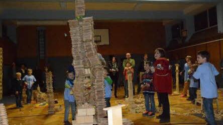Was gemeinsam gelingen kann: Die Bauklotztürme in der Kinderkiste wuchsen beim Tag der offenen Tür in schwindelerregende Höhen. Foto: Elisabeth Assmann
