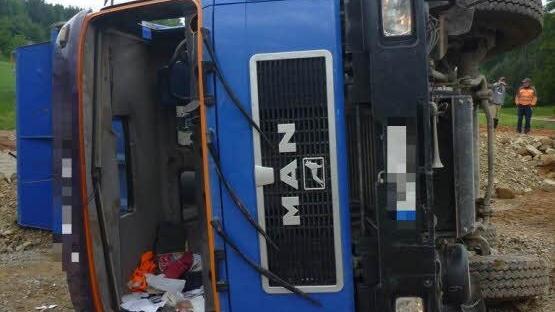 Beim Abladen von Schotter kippte ein Laster bei Zeitlofs um. Foto: Feuerwehr Bad Brückenau