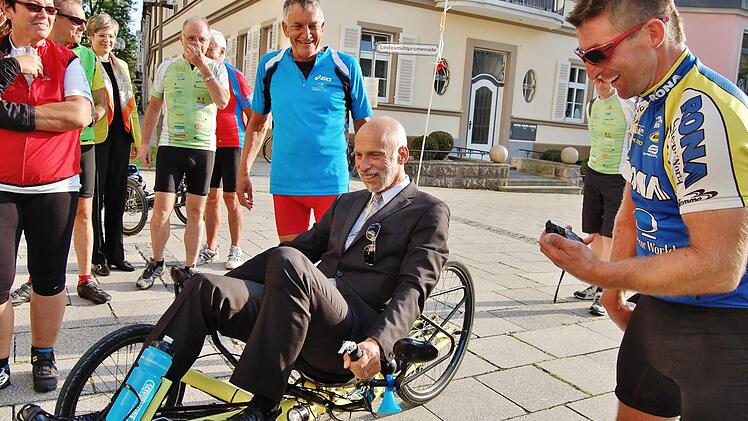 Oberbürgermeister Kay Blankenburg, selbst ein begeisterter Radfahrer, probierte es zur Freude von Tour-Organisator Hubert Seiter (dahinter) mit einem Liegedreirad. Foto: Sigismund von Dobschütz