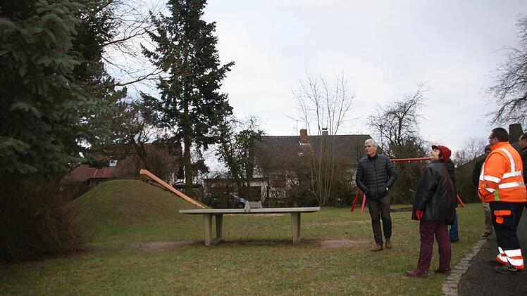 Am Spielplatz in der Hutstraße in Ebensfeld wurden der Bauausschuss in seinem Eindruck bestätigt, dass das Fällen der Bäume unabdingbar ist, um Platz zu schaffen für die Neugestaltung. Foto: Mario Deller