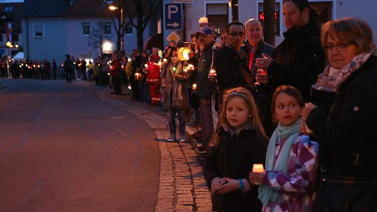 Lichterkette in Adelsdorf gegen Krieg und Gewalt. Foto: Barbara Herbst