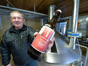 Das inFranken-Bier der Mediengruppe Oberfranken wurde anlässlich des 500-jährigen Bestehens des bayerischen Reinheitsgebots gebraut. Braumeister war der Stiebarlimbacher Franz Roppelt, abgefüllt wurde es bei der Brauerei Rittmayer in Hallerndorf. Foto: Ronald Rinklef