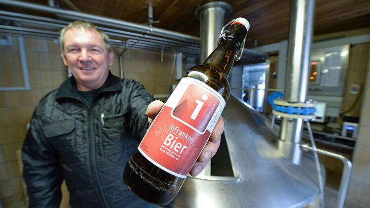 Das inFranken-Bier der Mediengruppe Oberfranken wurde anlässlich des 500-jährigen Bestehens des bayerischen Reinheitsgebots gebraut. Braumeister war der Stiebarlimbacher Franz Roppelt, abgefüllt wurde es bei der Brauerei Rittmayer in Hallerndorf. Foto: Ronald Rinklef