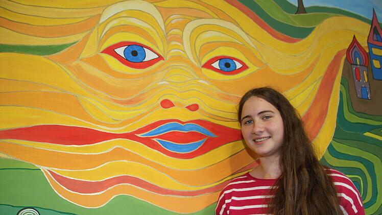 Katharina Schmidt (14) hat sich auf die goldenen Umrahmungen der Sonne kapriziert: "Für die goldenen Umrahmungen haben wir einen goldenen Edding benutzt. Das war einfacher als mit einem Pinsel." Foto: Sonny Adam