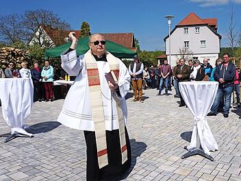 Segnung des Dorfplatzes Sandberg durch Pfarrer Hubert Grütz. Foto: Marion Eckert