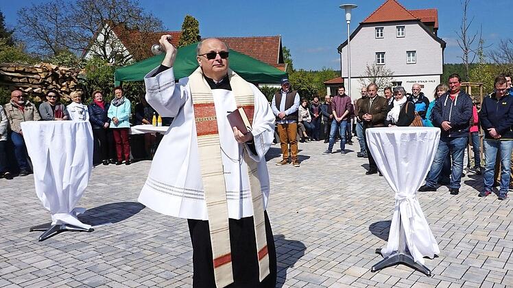 Segnung des Dorfplatzes Sandberg durch Pfarrer Hubert Grütz. Foto: Marion Eckert