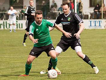 Der SV Knellendorf mit Frank Müller (links) und der SV Neuses mit Lukas Rebhan gehören neben dem FSV Ziegelerden zu den Meisterschaftsfavoriten in der A-Klasse 5. Foto: Heinrich Weiß