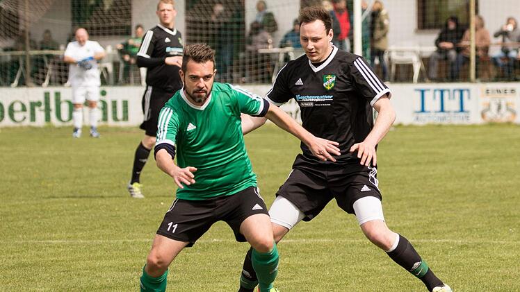 Der SV Knellendorf mit Frank Müller (links) und der SV Neuses mit Lukas Rebhan gehören neben dem FSV Ziegelerden zu den Meisterschaftsfavoriten in der A-Klasse 5. Foto: Heinrich Weiß