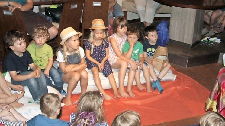 Die Kinder lauschten gebannt den Erzählungen.  Foto: Richard Sänger